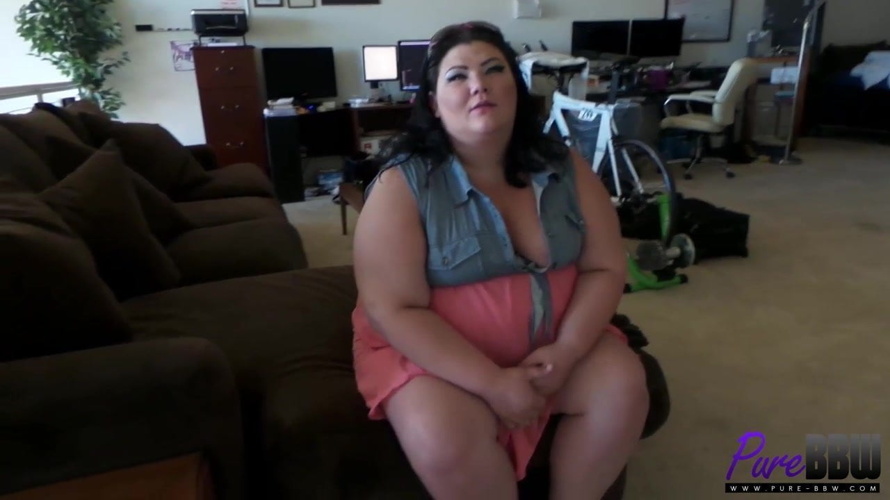 Novinha 18 aninhos caiu na net batendo uma siririca deliciosa na webcam