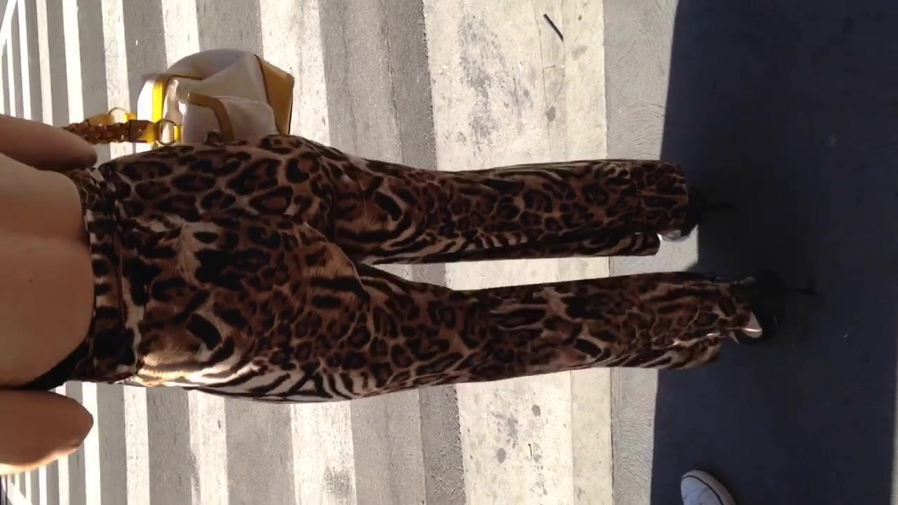 Nice booty in leopard dress 