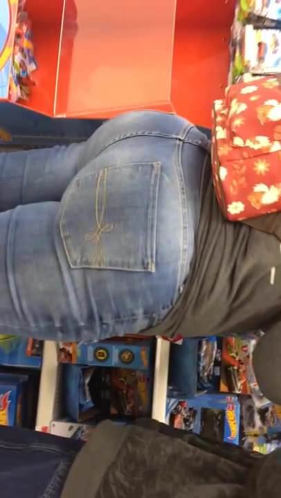 Big butt pawg in jeans 