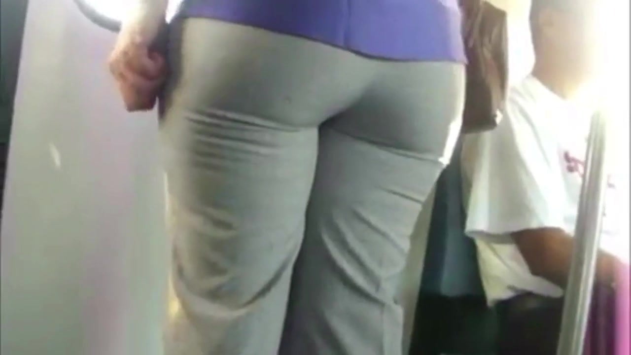 AWESOME ASS ON THE TRAIN