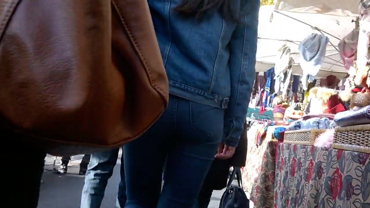 Girl using dildo on huge ass