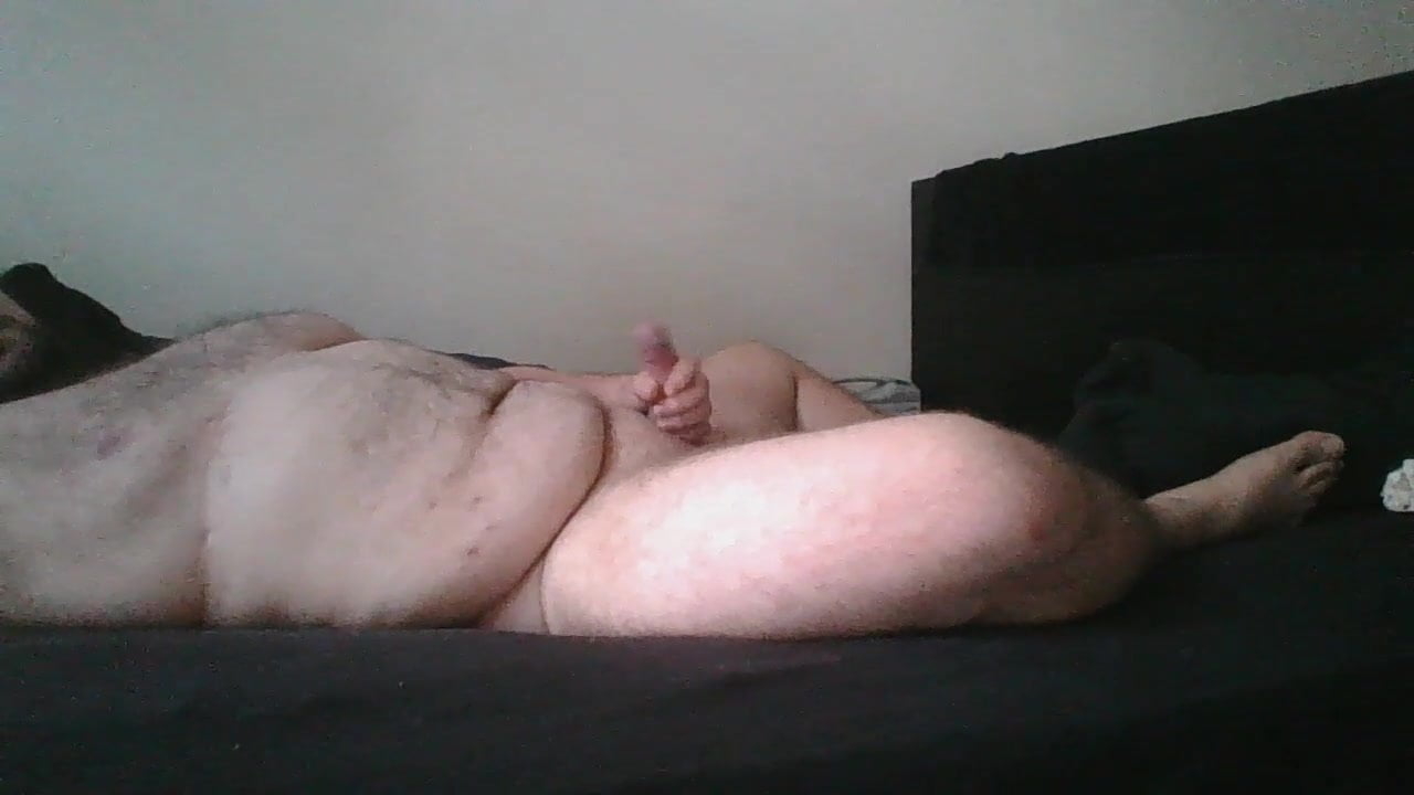 Nude Chubby guy wankung on the bed