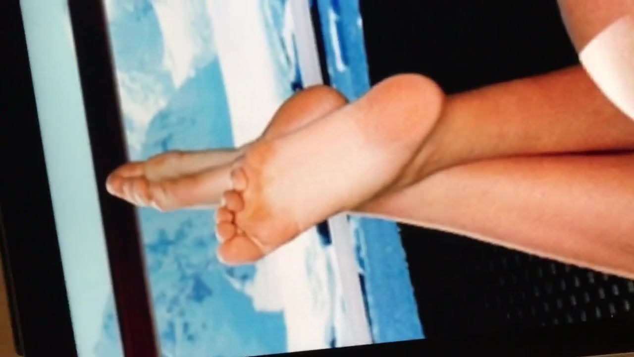 Cumming on Kate Uptons feet