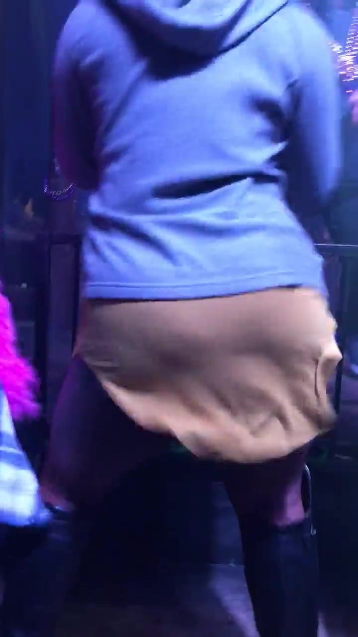 Ass shaking in club 