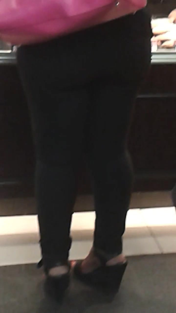 Big ass in tight legging