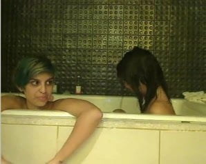 Webcamz Archive - 2 Girls In Bathtube Having Fun