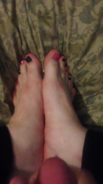 Cumming on my Shemale Feet