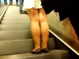 Sexy legs im metro 9 Sexy Beine in der U-Bahn 9