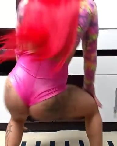Latina booty shake
