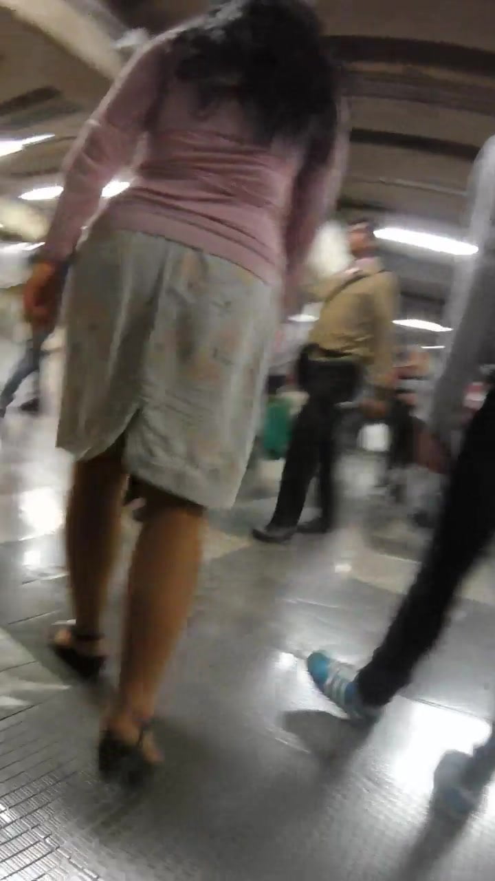 Upskirt en el metro.