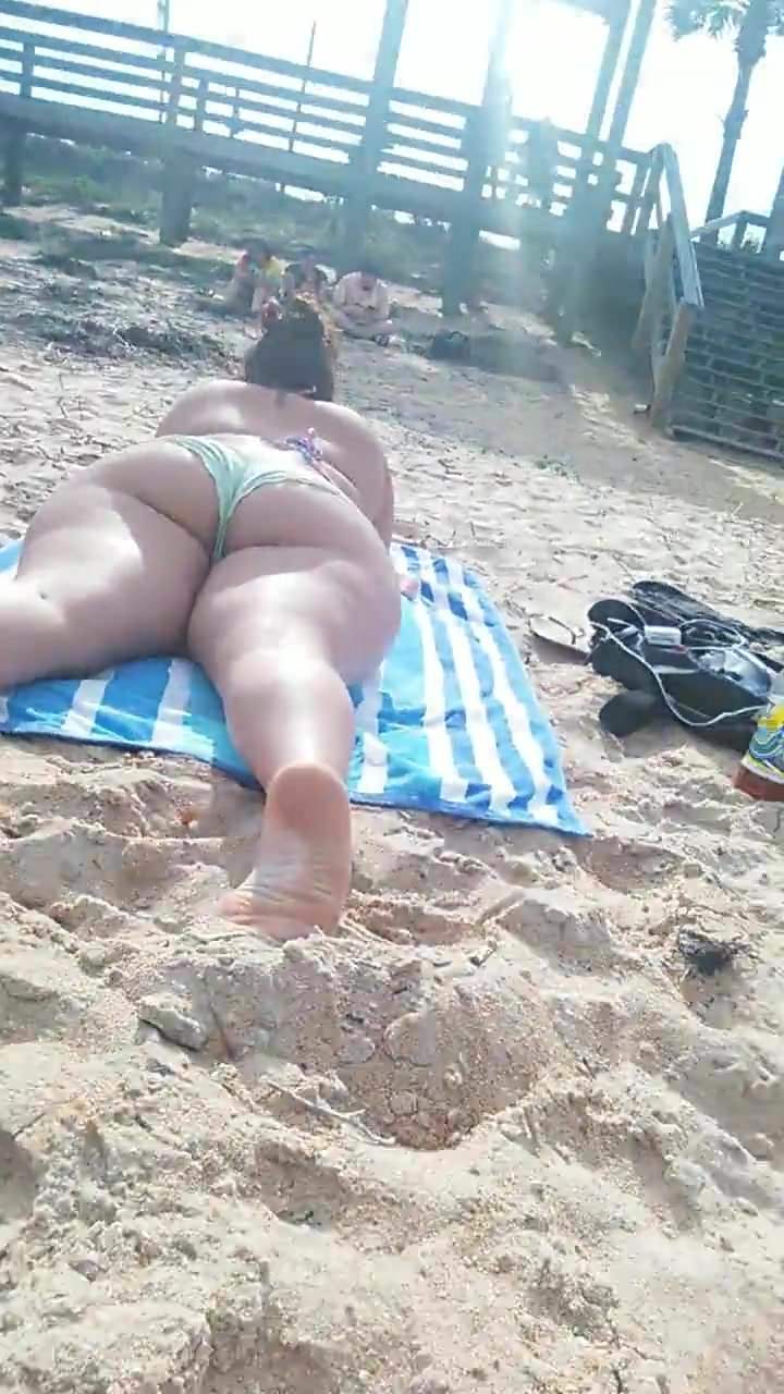 Candid beach bbw with fat ass and cute soles pt1