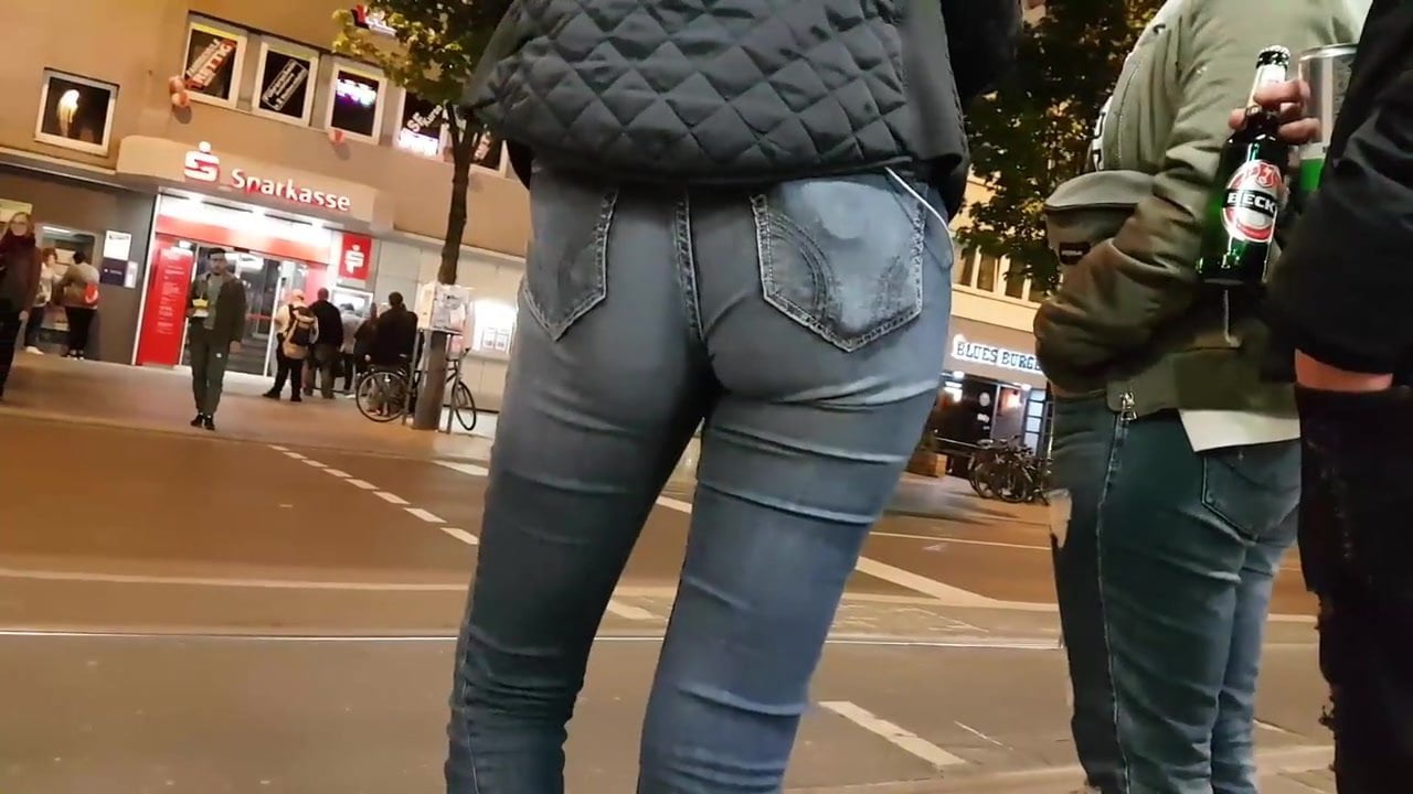 SEXY ASS IN JEANS