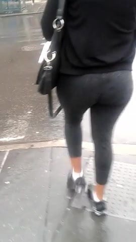 Nice booty in grey leggings 