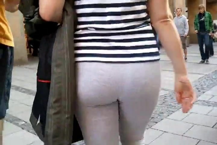 grey leggings in public