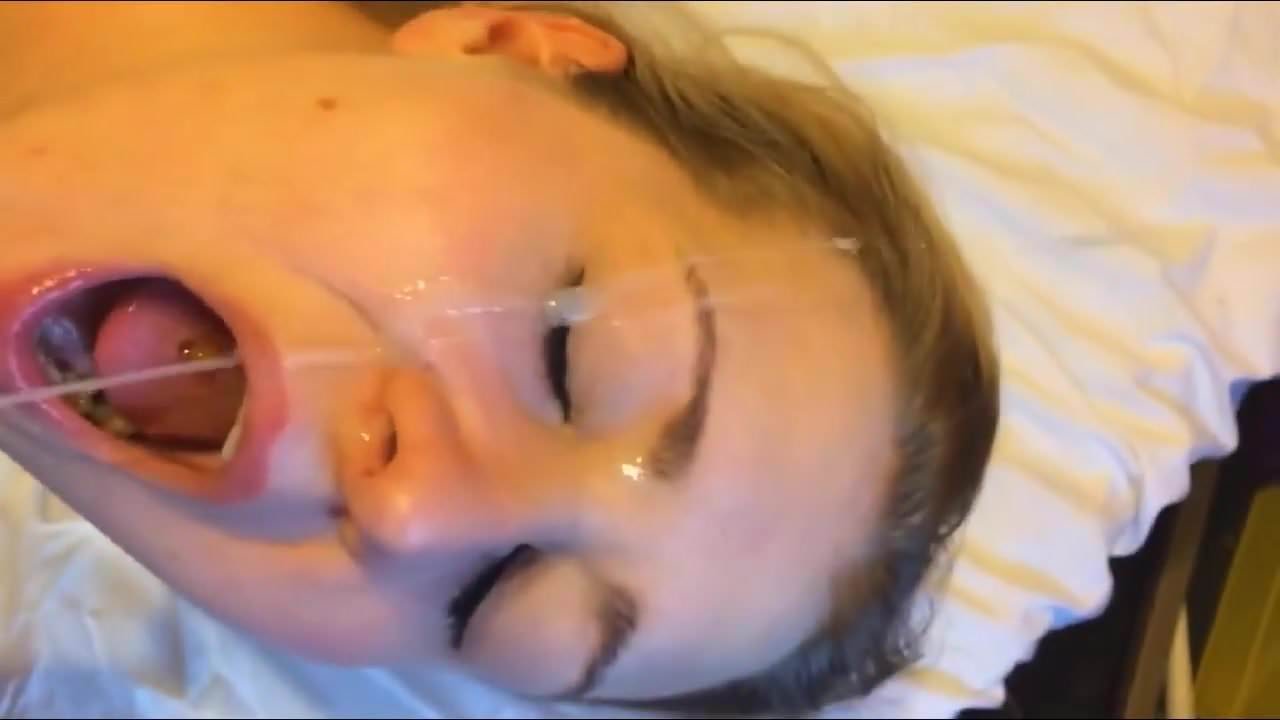 Blondine mit Zungenpiercing ins Gesicht gespritzt
