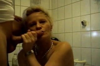 Mature blonde wants to have sex in the bathroom