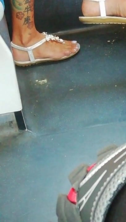 Candid mature wiht sexy feet and legs and faceshot 