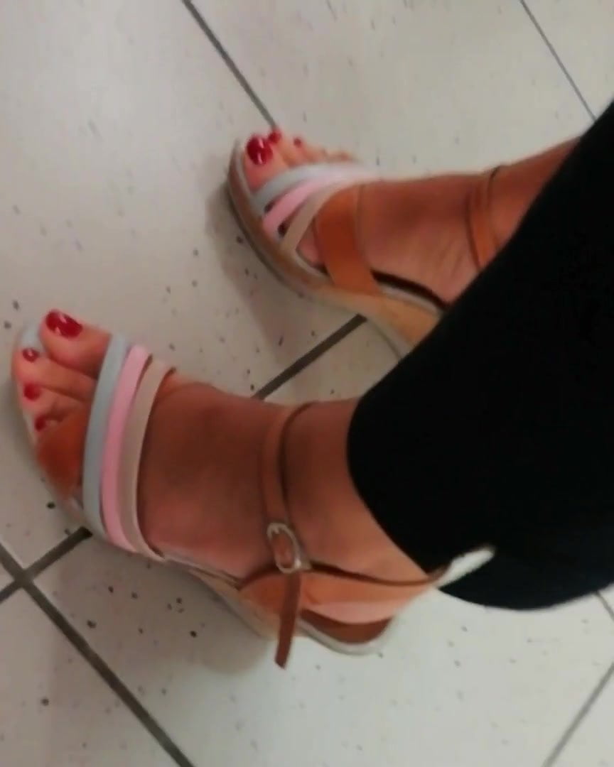 Candid milf feet and sexy toes 2018