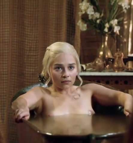 Emilia Clarke nude nua pelada