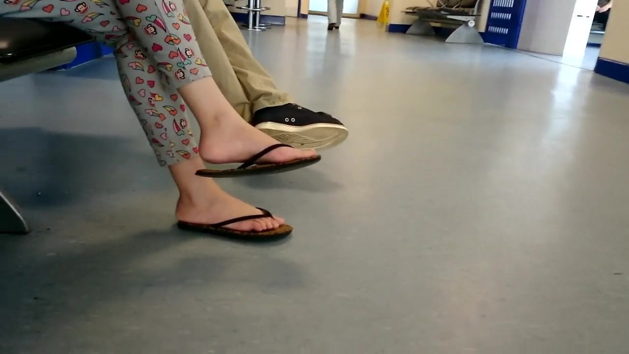 Candid asian teen girl dangling flip flops, sexy teen soles