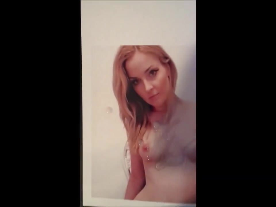 Sexy asian babe masturbates on webcam