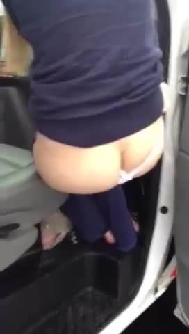 PAWG hangs out the car and does some nice steaming peeing
