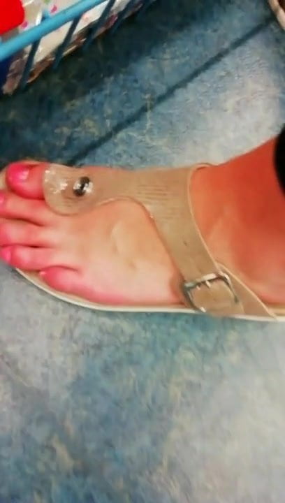 Candid blond girl feet and faceshot new whit footjob toes