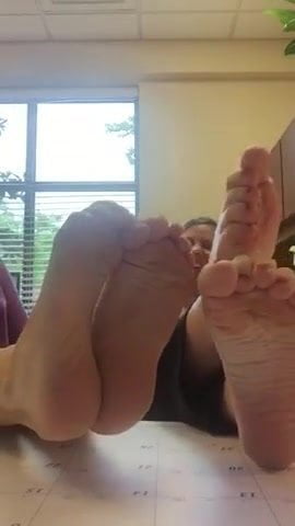 Worship your girlfriends feet 