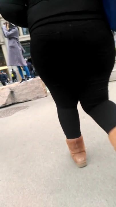 Huge Booty Black Jeans moving