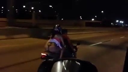 Safada mostrando a bunda na moto