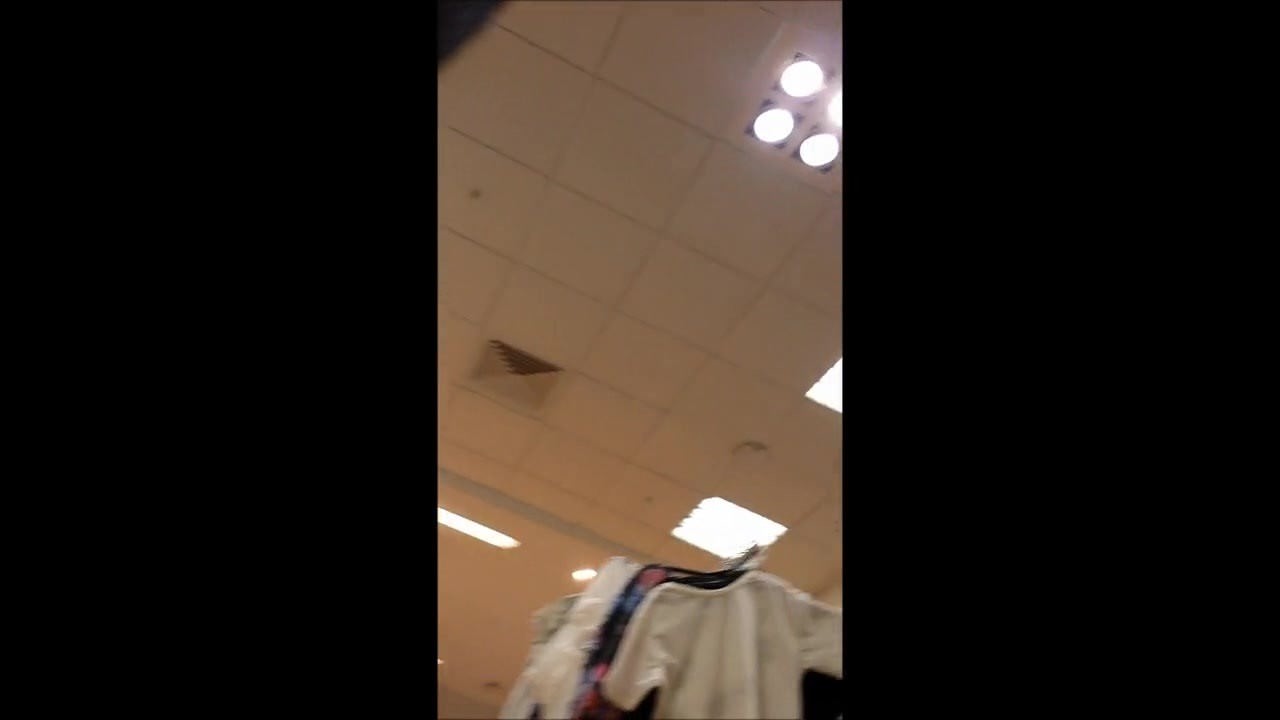 Jolie culotte transparente qui fait son shopping