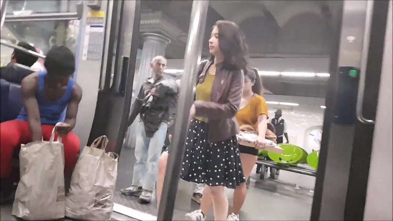 Brunette et sa copine dans le metro (best)