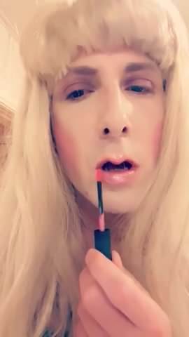 Sissy applying lip gloss