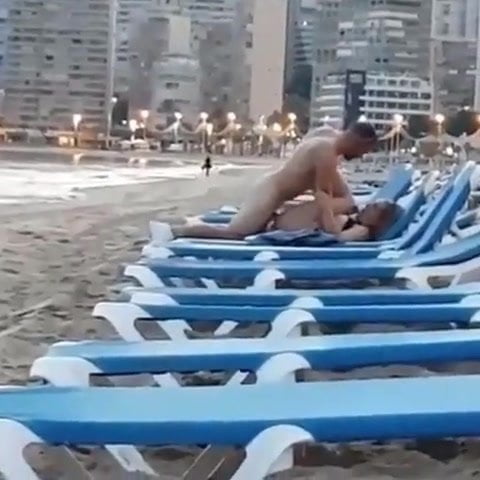 Follando en la playa en publico
