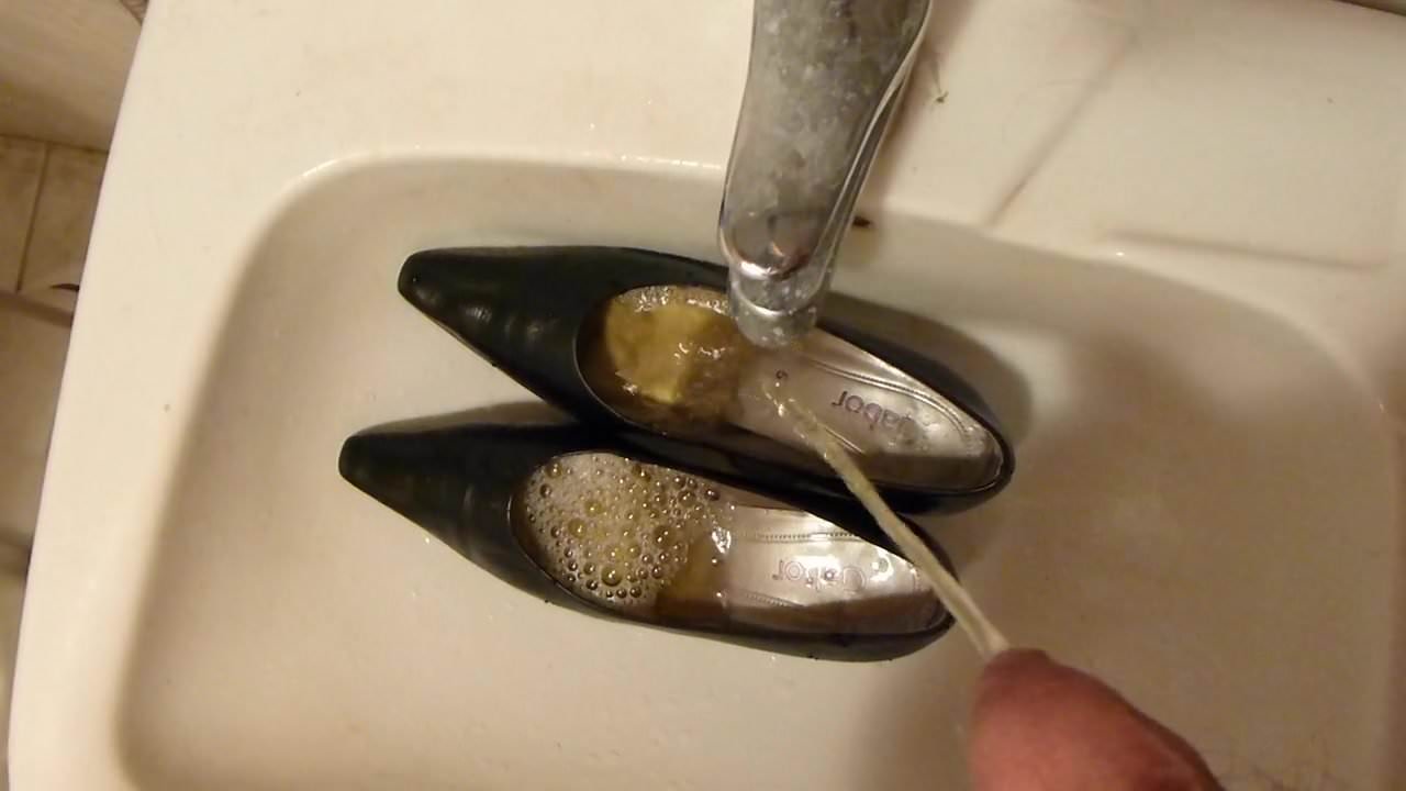 Piss in wifes black classic pumps