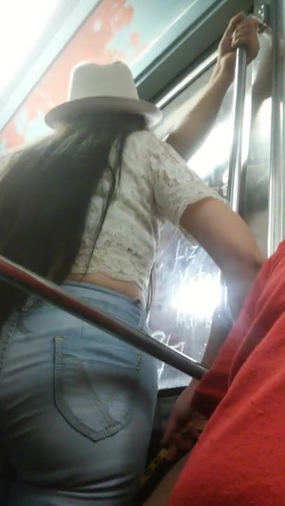 Nalgona en el metro