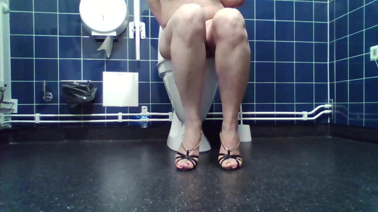 Crazy in public toilet