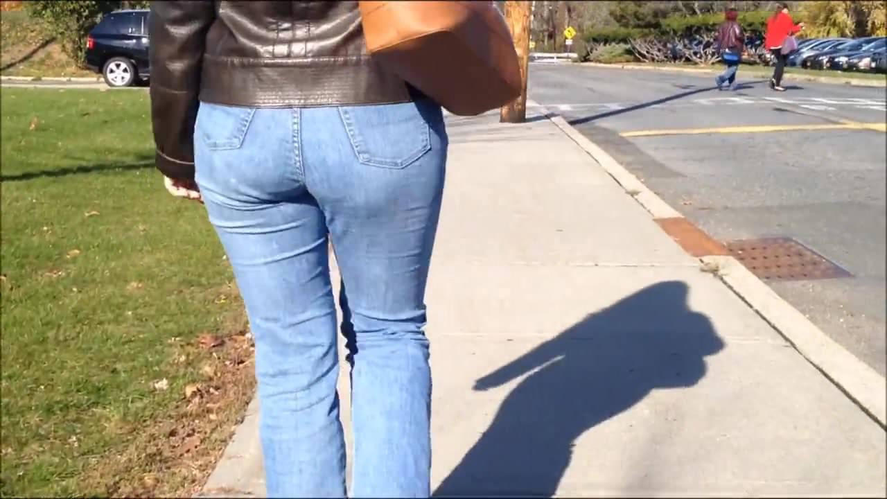 Candid Voyeur brunette with nice ass in tight jeans