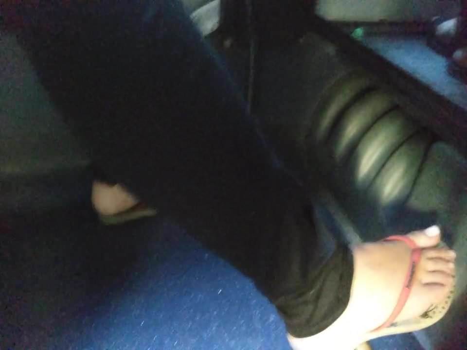 Candid teen feet flip flops in bus pezinhos pieds