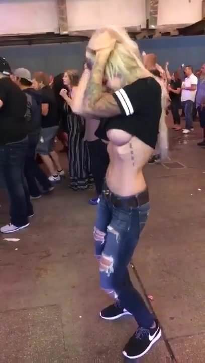 mi esposa bailando en publico sin sujetador
