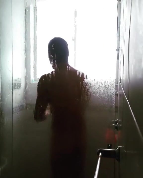 el titi en la ducha
