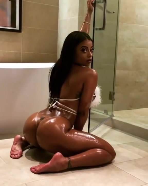 Sexy Oiled Down Photo Shoot 