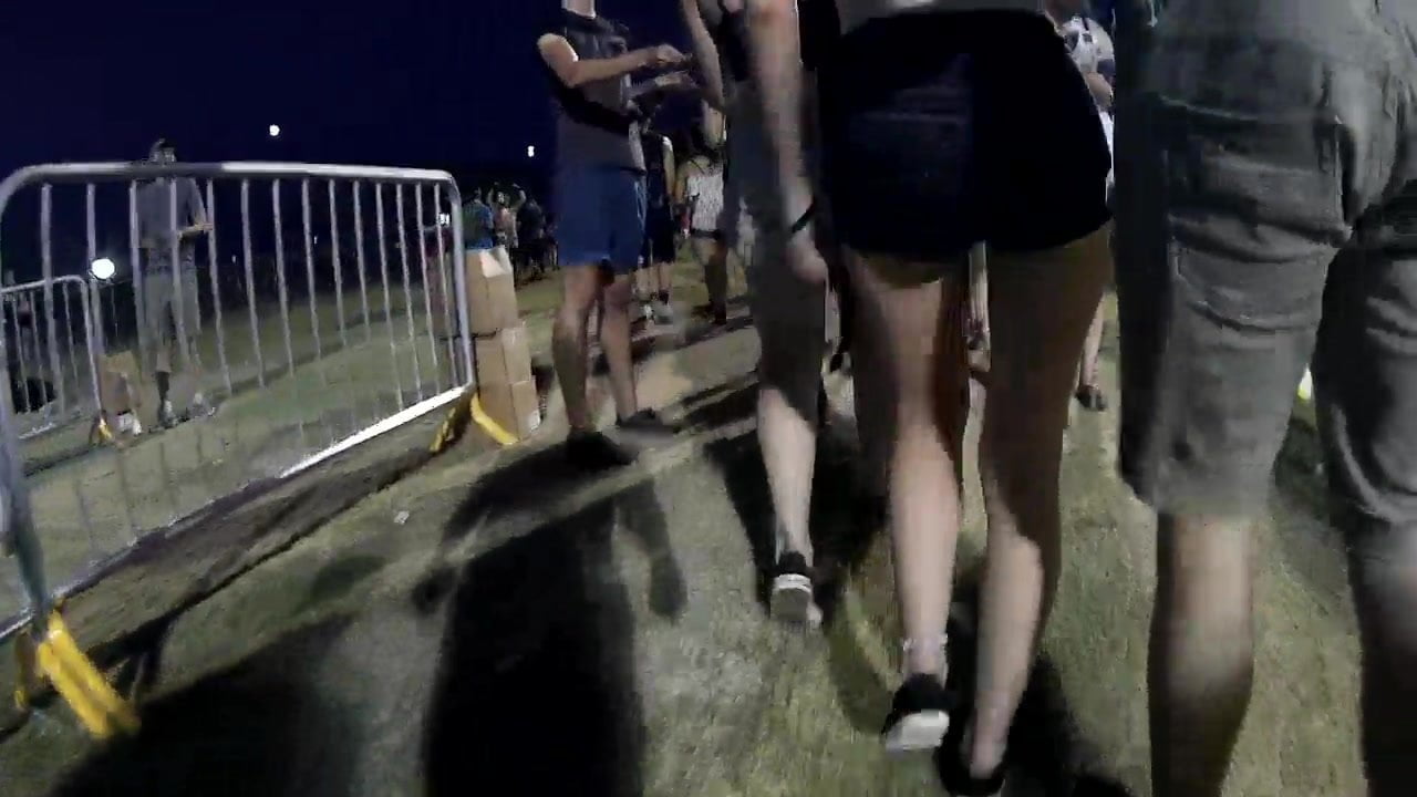 Guy picks up girl with hot sweaty feet