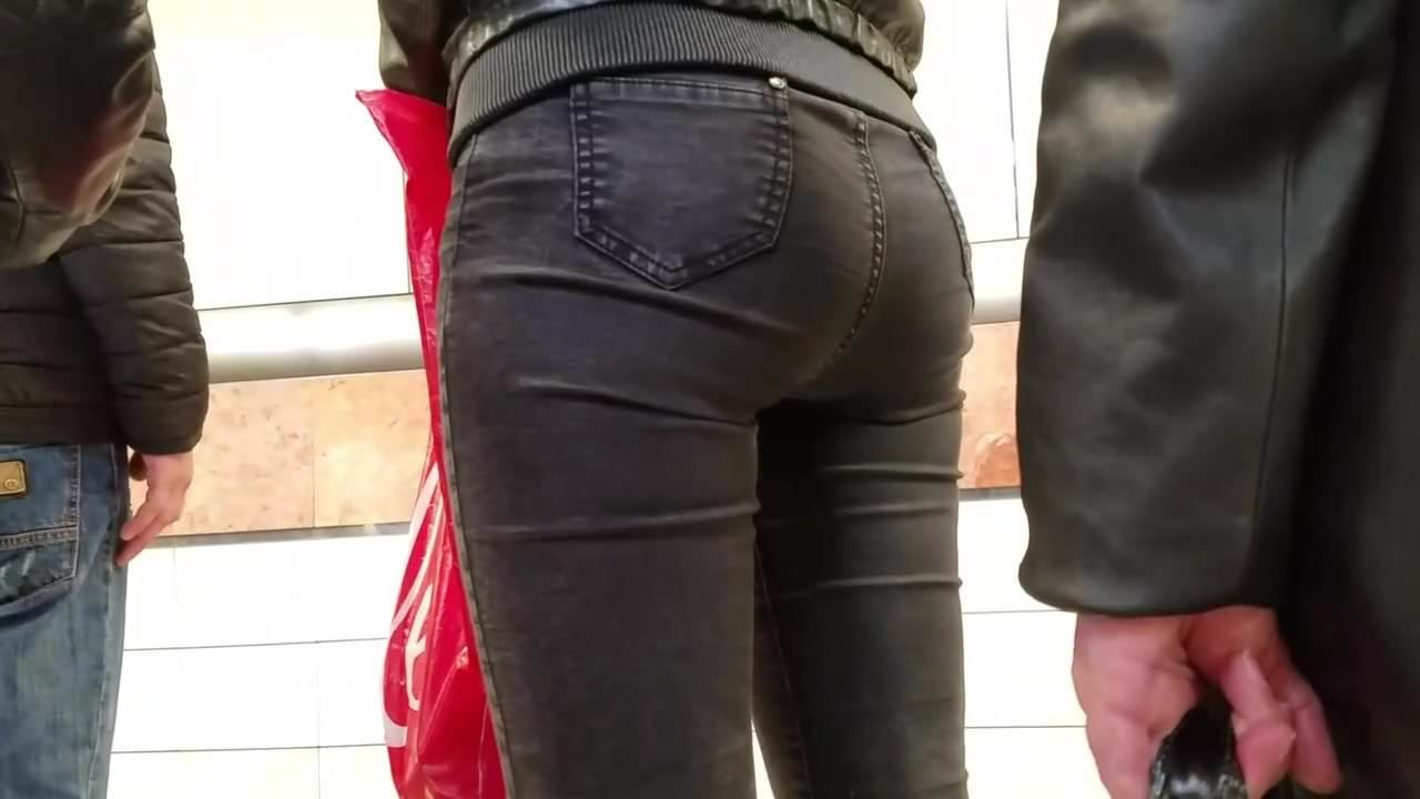 Girl with tight ass in metro