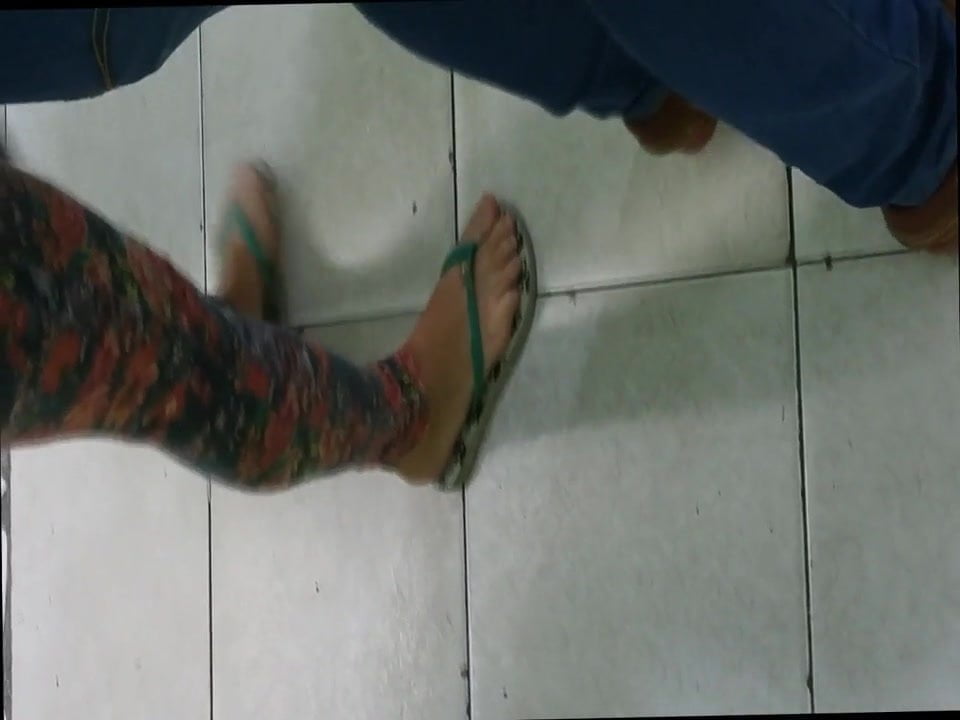 Candid amazing feet in flip flops
