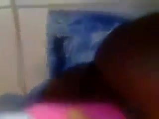 Une salope de Guadeloupe se masturbe dans la salle de bain