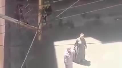 Mature marocaine montre son gros cul dans la rue!