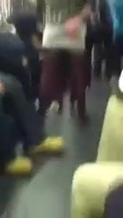 Cette petite salope se fait peloter le cul dans le metro