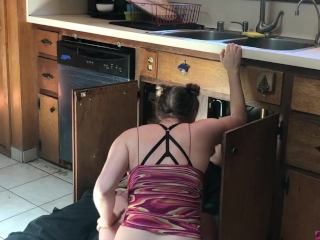 Teen fucks lucky plumber in the kitchen - Erin Electra