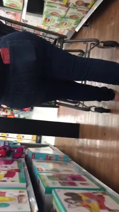 Huge Bubble Booty Latina MILF in Wal-Mart MUST WATCH 